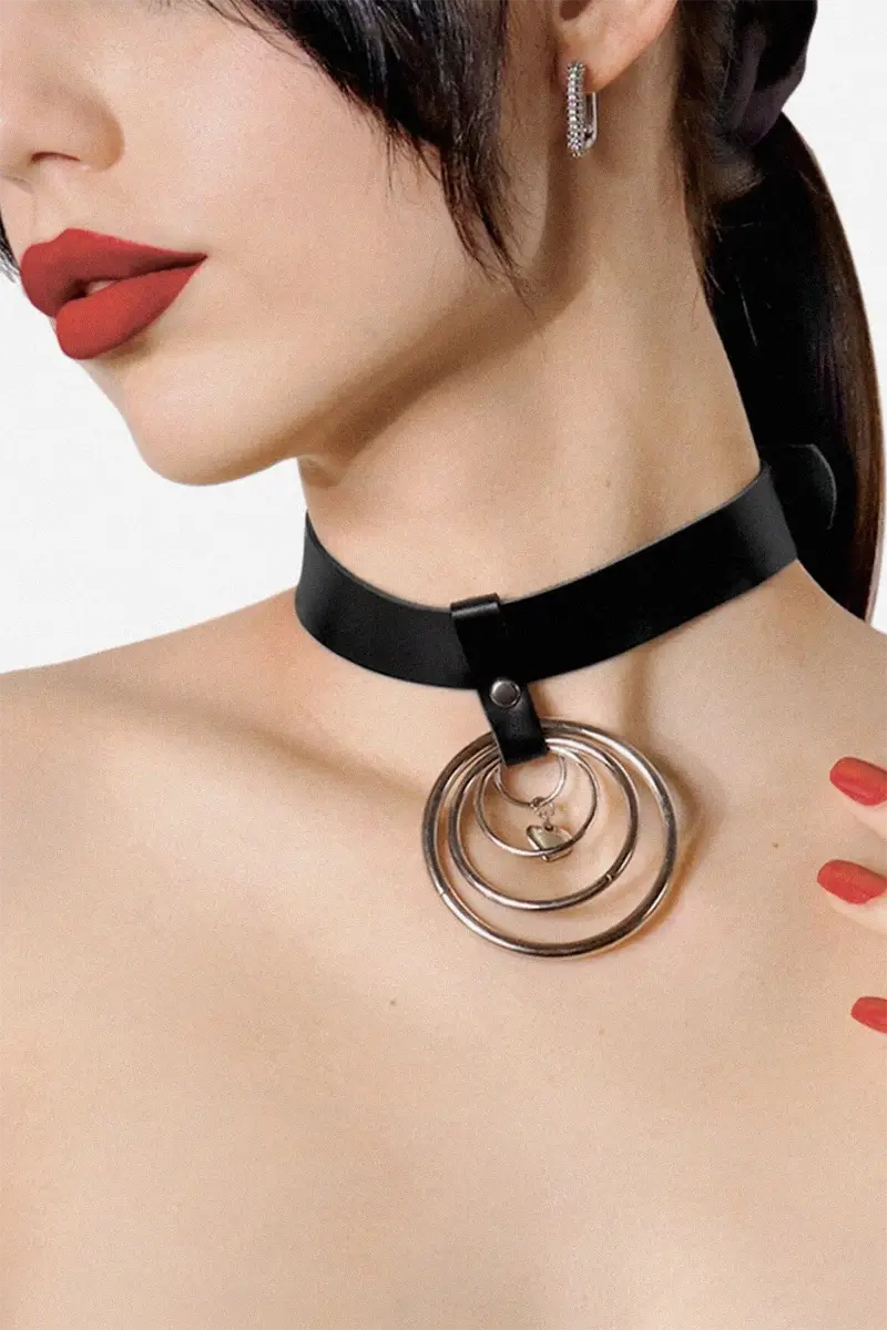 Collar BDSM de Cuero natural con colgante Triada Choker