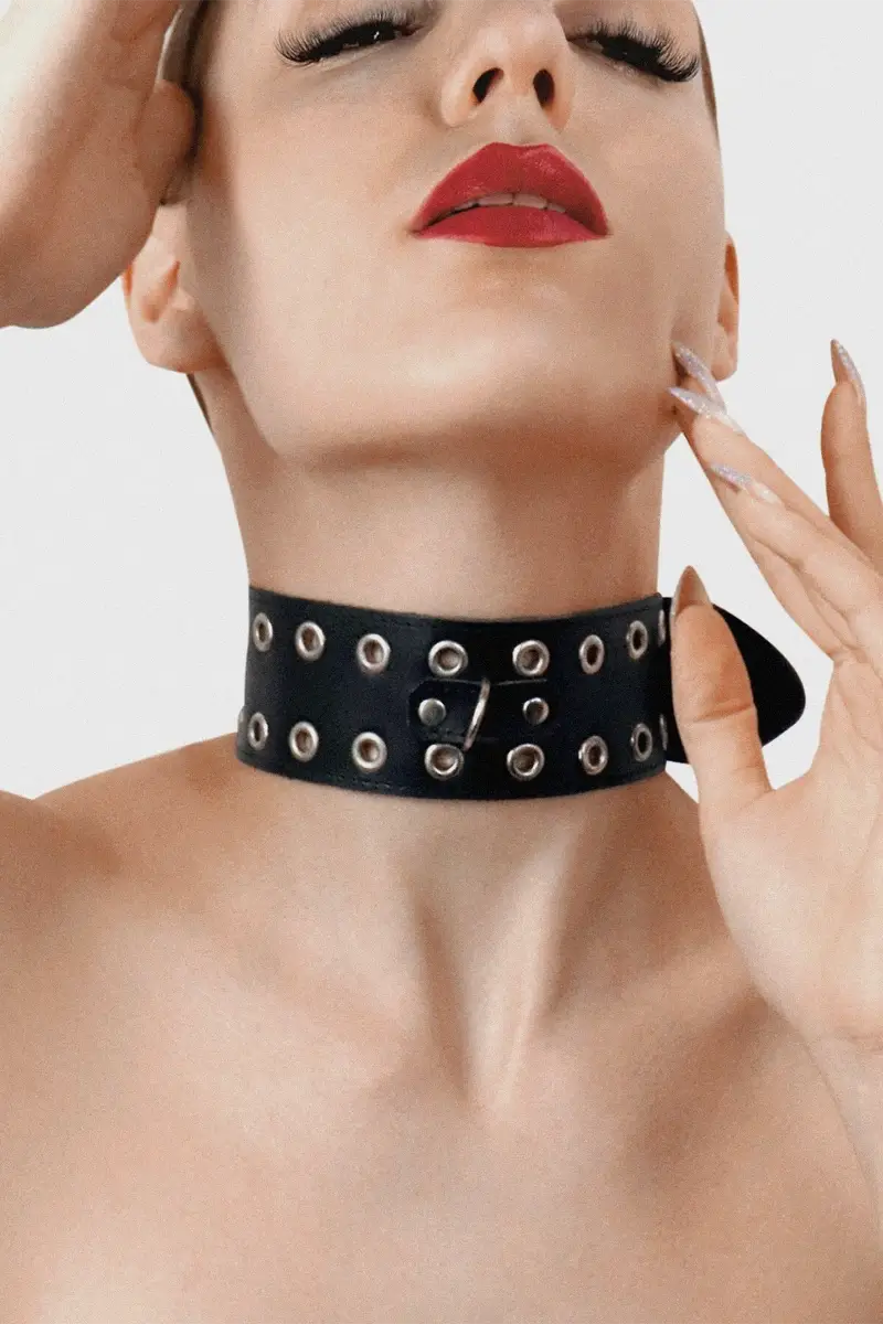 Collar BDSM de Cuero natural con remaches Tessa
