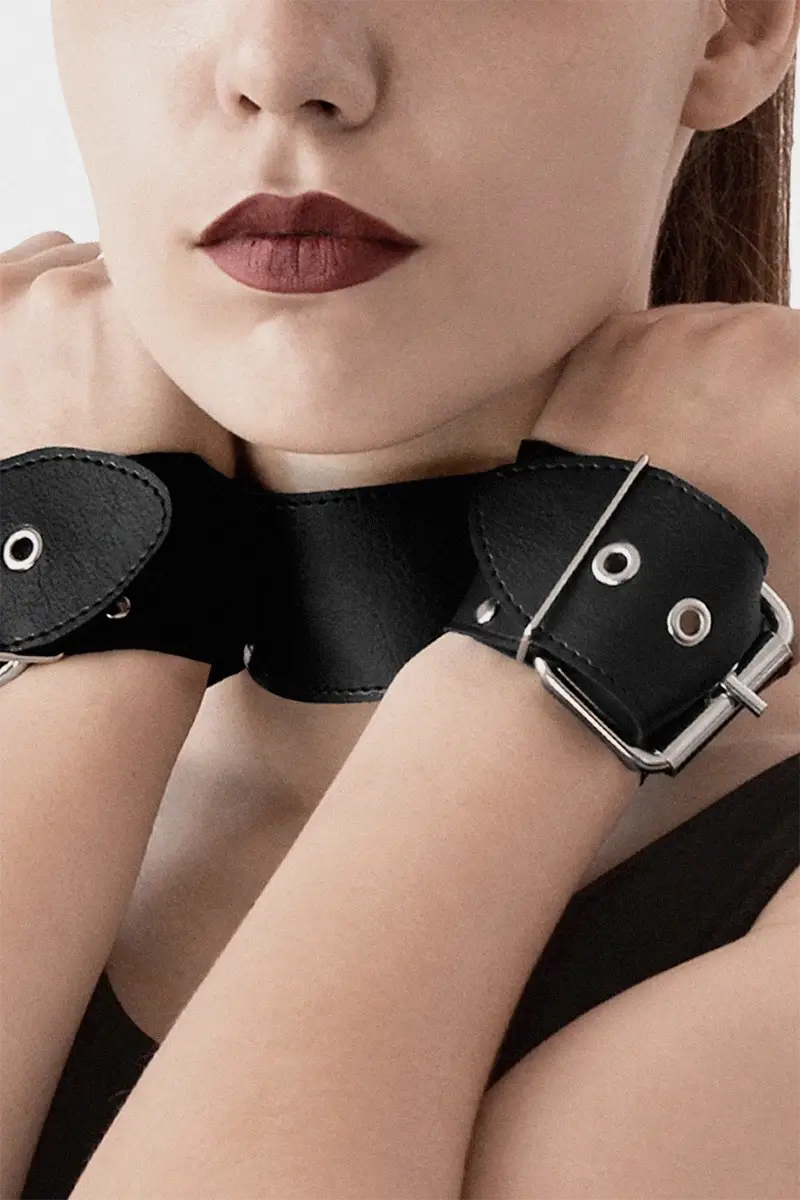 Collar con esposas BDSM de Cuero Bondage Collar with Handcuffs