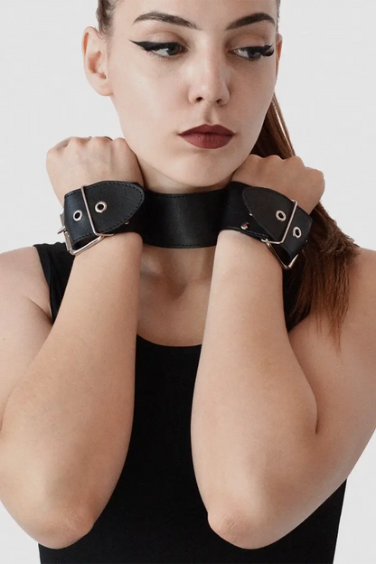 Collar con esposas BDSM de Cuero Bondage Collar with Handcuffs