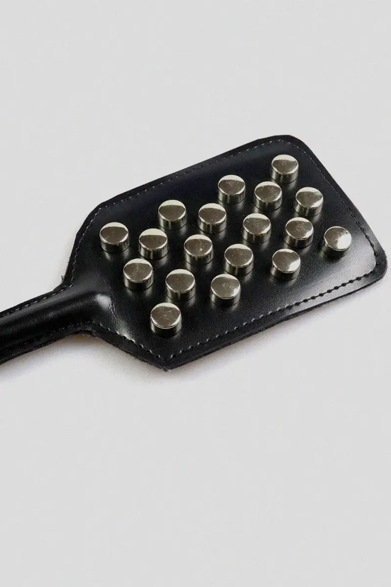 Fusta BDSM con tornillos metálicos Biotrix