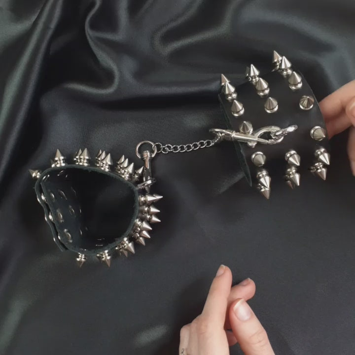 Esposas BDSM de Cuero con púas Rose Spiked Handcuffs