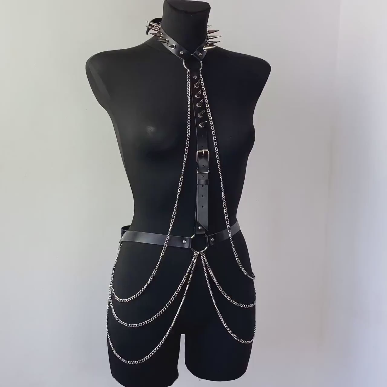 Arnés mujer BDSM de pecho Bondage con cadenas y púas de Cuero natural Keliya